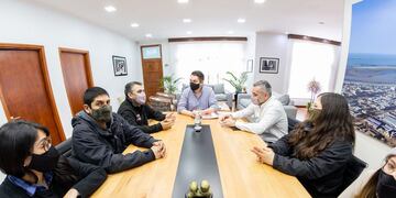 El intendente de Río Grande se reunió con integrantes de la empresa.