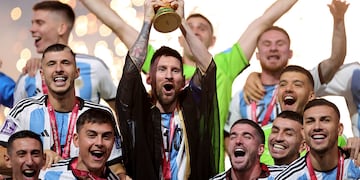 Lusail (Qatar), 18/12/2022.- Lionel Messi of Argentina lifts the trophy after Argentina won the FIFA World Cup 2022 Final between Argentina and France at Lusail stadium, Lusail, Qatar, 18 December 2022. (Mundial de Fútbol, Francia, Estados Unidos, Catar) EFE/EPA/Friedemann Vogel