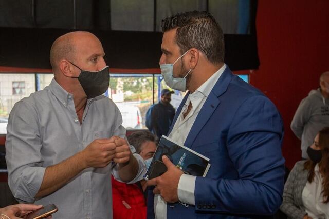 El concejal Javier Branca acompañó el acto de firma del convenio para el saneamiento y regularización de la traza urbana del macizo KyD que celebró el intendente de Ushuaia Walter Vuoto.