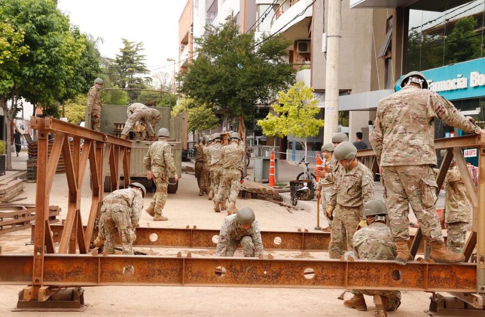 Carlos Paz: colocaron un puente de madera sobre calle Las Heras
