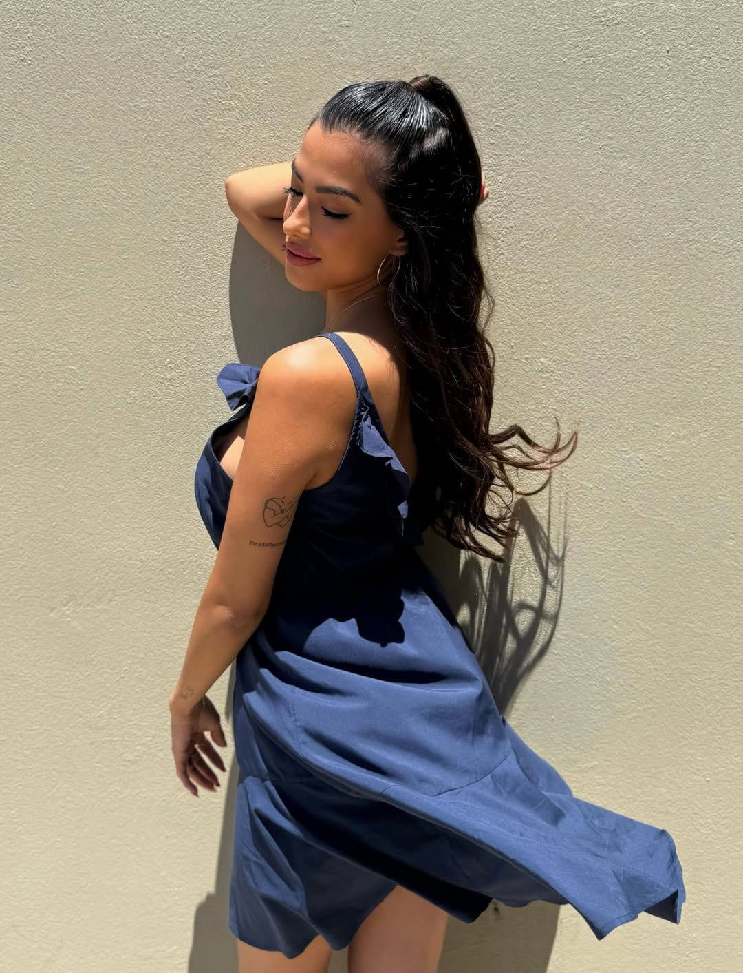 Luz de Gran Hermano modeló con un minivestido en color azul y jugó al límite con un escote pronunciado