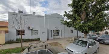 En la semana denunciaron que había más del doble del máximo de personas que se pueden alojar en las dependencias. (Google Street View)