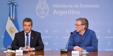 Juan José Bahillo, secretario de Agricultura, junto a Sergio Massa