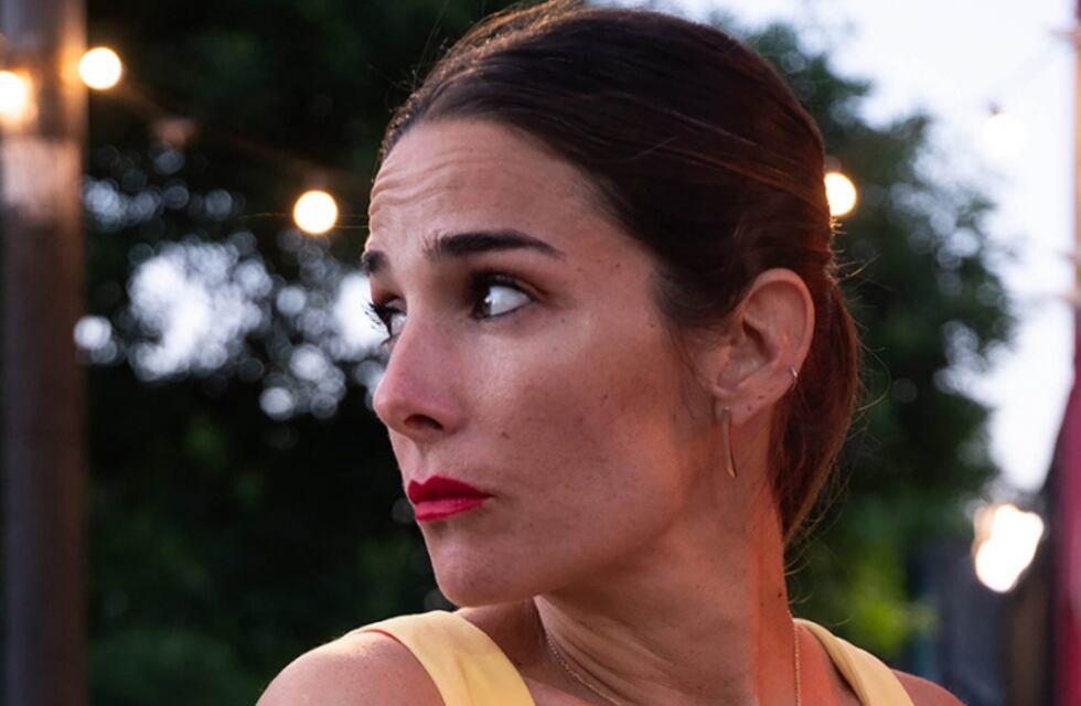 Juana Viale, a pura elegancia y sensualidad: blazer corto y minifalda para el almuerzo del domingo