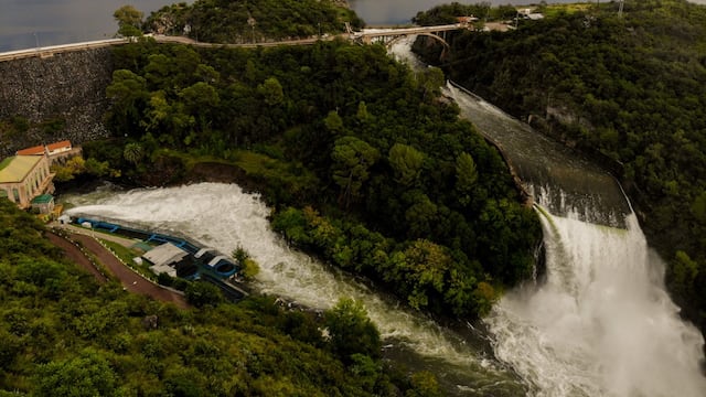 El dique de Embalse, en Calamuchita, el primero que supera el nivel de vertedero esta temporada (Nelson Torres).