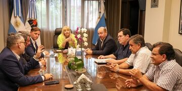 La intendenta capitalina se reunió con representantes de taxistas para regularizar el servicio.