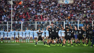 El momento del tradicional haka de All Blacks antes de enfrentar a Los Pumas en el estadio Mario Alberto Kempes. Impactante.