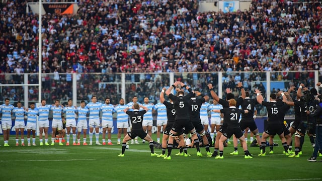 El momento del tradicional haka de All Blacks antes de enfrentar a Los Pumas en el estadio Mario Alberto Kempes. Impactante.