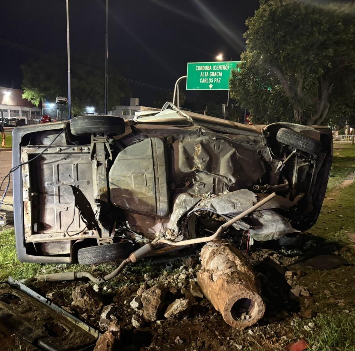 El conductor murió luego de chocar contra un poste de cemento.