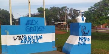 Vandalismo en la Plaza Manuel Belgrano de Puerto Iguazú.
