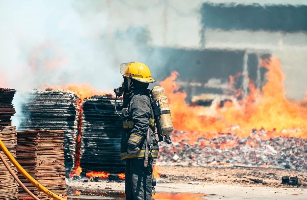 Siniestro en el Clúster del Acceso Sur: fuerte despliegue de Bomberos para controlar un incendio