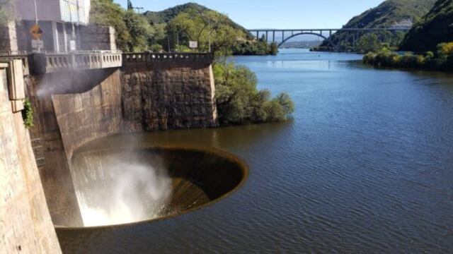 Archivo: El agua llego al embudo.