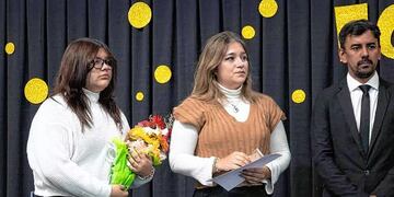 Las hijas de Daniela Velasco recibieron el título de su madre en medio de un emotivo acto.