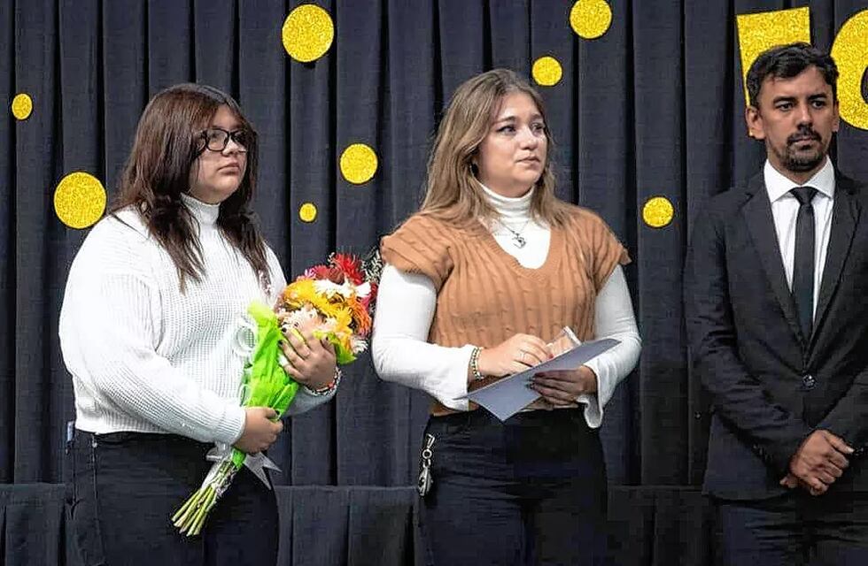 Fue víctima de un femicidio y, en su honor, sus hijas recibieron su título en un emotivo acto de colación