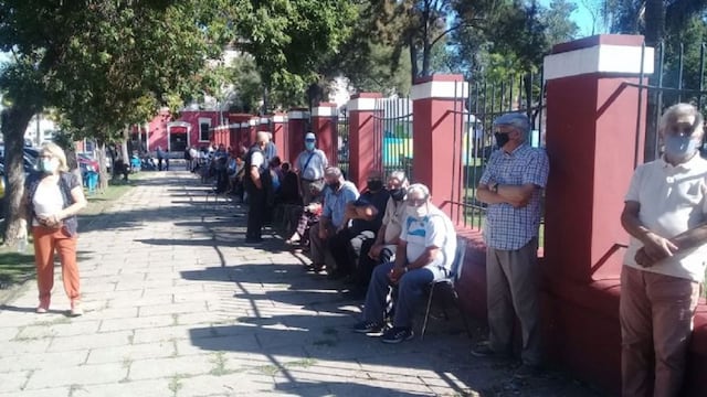 Largas filas de adultos mayores para pre inscribirse en la vacunación en Río Cuarto (foto de LV16).