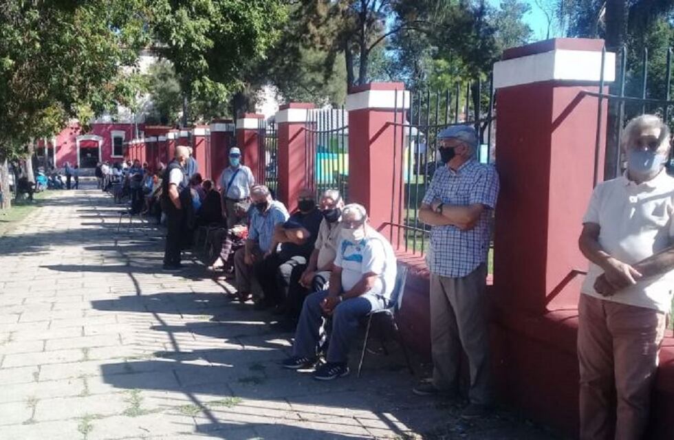 Vacunas en Río Cuarto: largas colas de adultos mayores para anotarse