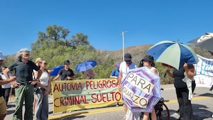 Protesta de familiares y allegados de las víctimas de la tragedia de las Altas Cumbres, al cumplirse un año del desastre vial (La Voz).