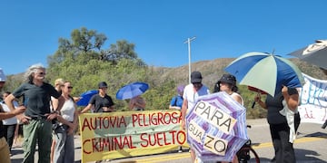 Protesta de familiares y allegados de las víctimas de la tragedia de las Altas Cumbres, al cumplirse un año del desastre vial (La Voz).