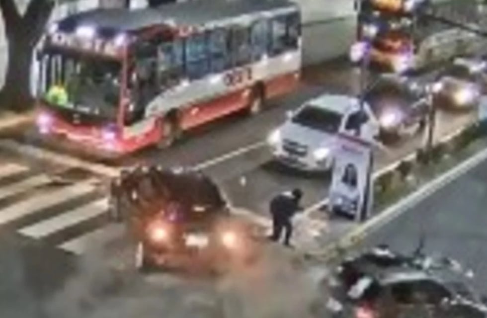 Se salvó de milagro: una mujer quedó en medio de un choque y no fue rozada por centímetros