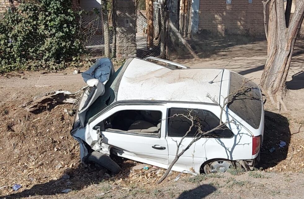 Lavalle: chocó contra un árbol y murió al salir despedido