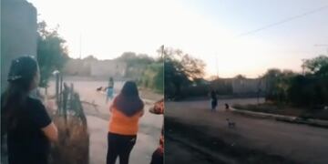 "Dani" consiguió trabajo a los 25 años y toda su familia salió a aplaudirla.