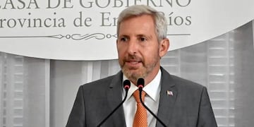 Rogelio Frigerio y el Fiscal de Estado, Julio Rodríguez Signes, firmaron la ampliación de la demanda contra el gobierno de Milei.