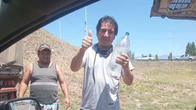Uno de los camioneros a los que Morena le dio agua fresca el día martes.