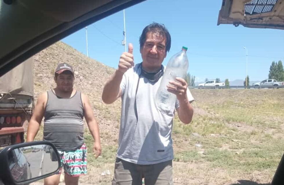 Solidaridad: Repartió botellas de agua congelada entre los camioneros varados y ahora quiere juntar más
