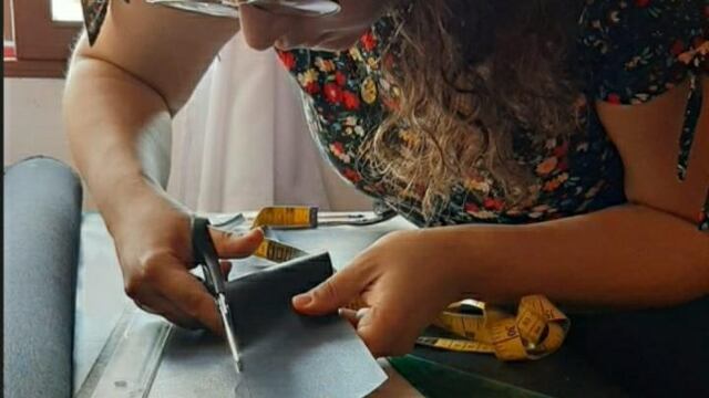 Gimena Ponce es costurera y trabaja con telas recicladas.