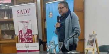 Víctor Acosta presentó su nuevo libro “Venganza, rebeldías y otras entrerrianías” en Paraná.
