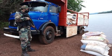 Prefectura Naval Argentina secuestró ocho toneladas de granos de soja.