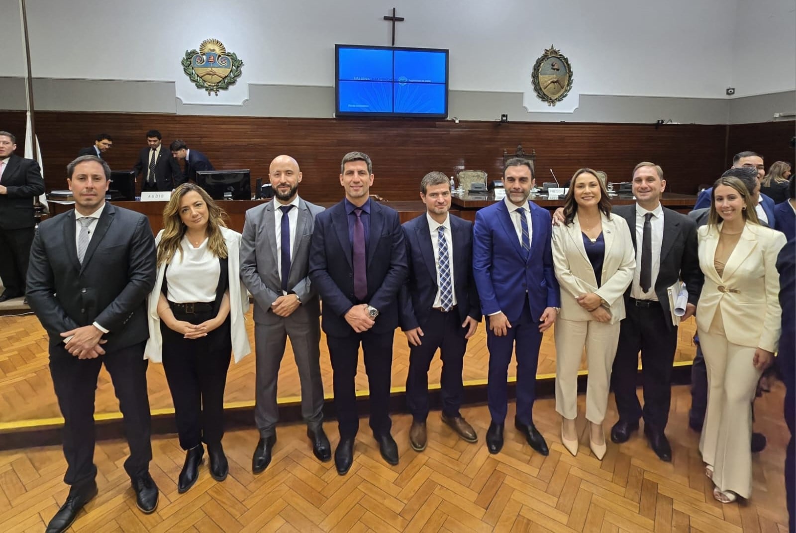 Tras prestar juramento en la Legislatura, los siete diputados provinciales de La Libertad Avanza, junto al senador nacional Ezequiel Atauche y el diputado nacional Manuel Quintar.