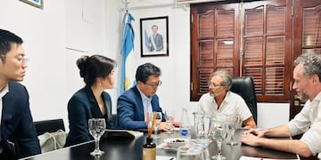 El ministro Leandro Álvarez escucha los comentarios de Wang Haijun acerca de la inminente entrada en funcionamiento de la planta de Tsingshan en Perico, concebida para abastecer la creciente demanda de insumos de la industria del litio.
