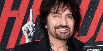 Tommy Lee compartió una foto completamente desnudo, pero Instagram no se la dejó pasar.