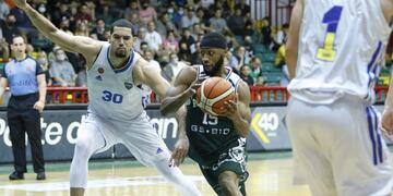 James McPherson tuvo su estreno en Atenas jugando contra Boca (Prensa Atenas).