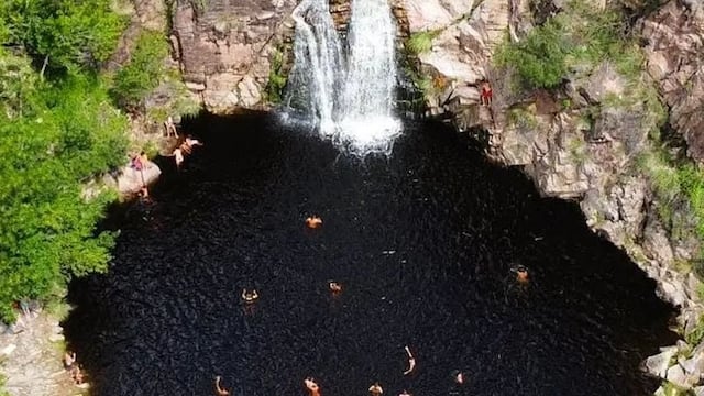 Un hermoso punto traserrano que reúne cascada y piletones naturales.
