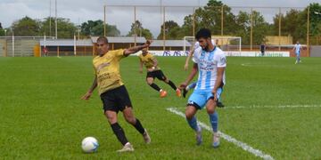 Racing ganó en Misiones con un golazo de Chalabe. En la imagen, otro punto alto Académico: Leandro Fernández (Foto: Prensa Crucero).