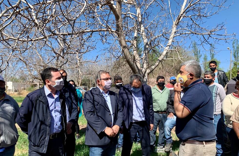 El gobernador Jalil entregó herramientas a productores nogaleros en Londres