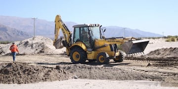 La DPA ejecuta defensas y obras hidráulicas para prevenir desbordes y proteger la Ruta Nacional 40 y las familias de la zona.