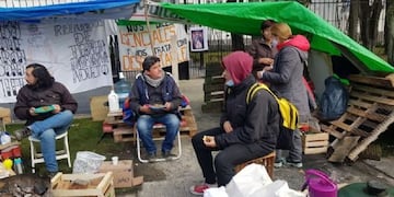 Enfermeros se encuentran frente a Casa de Gobierno esperando dialogar con la gobernadora Alicia Kirchner.