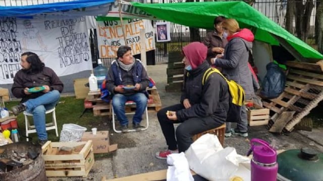 Enfermeros se encuentran frente a Casa de Gobierno esperando dialogar con la gobernadora Alicia Kirchner.
