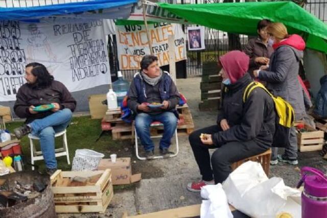 Enfermeros se encuentran frente a Casa de Gobierno esperando dialogar con la gobernadora Alicia Kirchner.