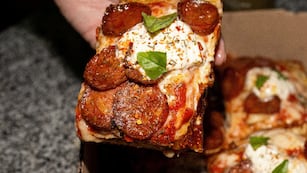 Qué restaurante hace la mejor pizza al molde de Córdoba, según un torneo local.