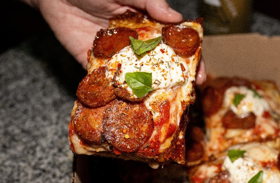 Con blend de quesos y esponjosa: cómo es la mejor pizza al molde de Córdoba