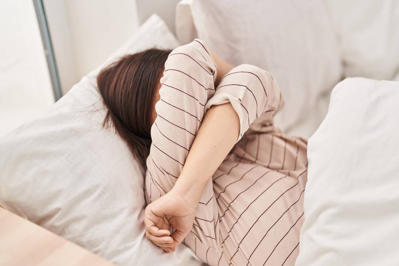 El insomnio se alimenta con la ansiedad. Si no podés dormir, lo mejor es levantarte un momento en vez de quedarte dando vueltas en la cama. (Freepik)