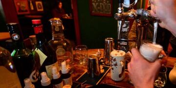 Desde el lunes 14, la permanencia en los bares está autorizada hasta las 3.