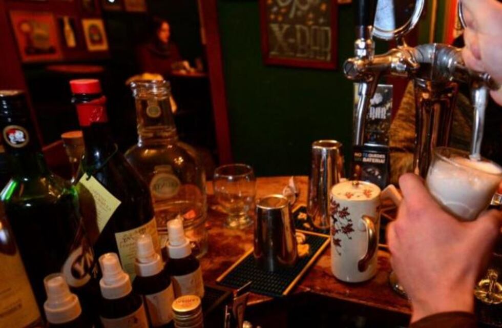 Los bares en Córdoba amplían sus horarios; es para desalentar fiestas clandestinas