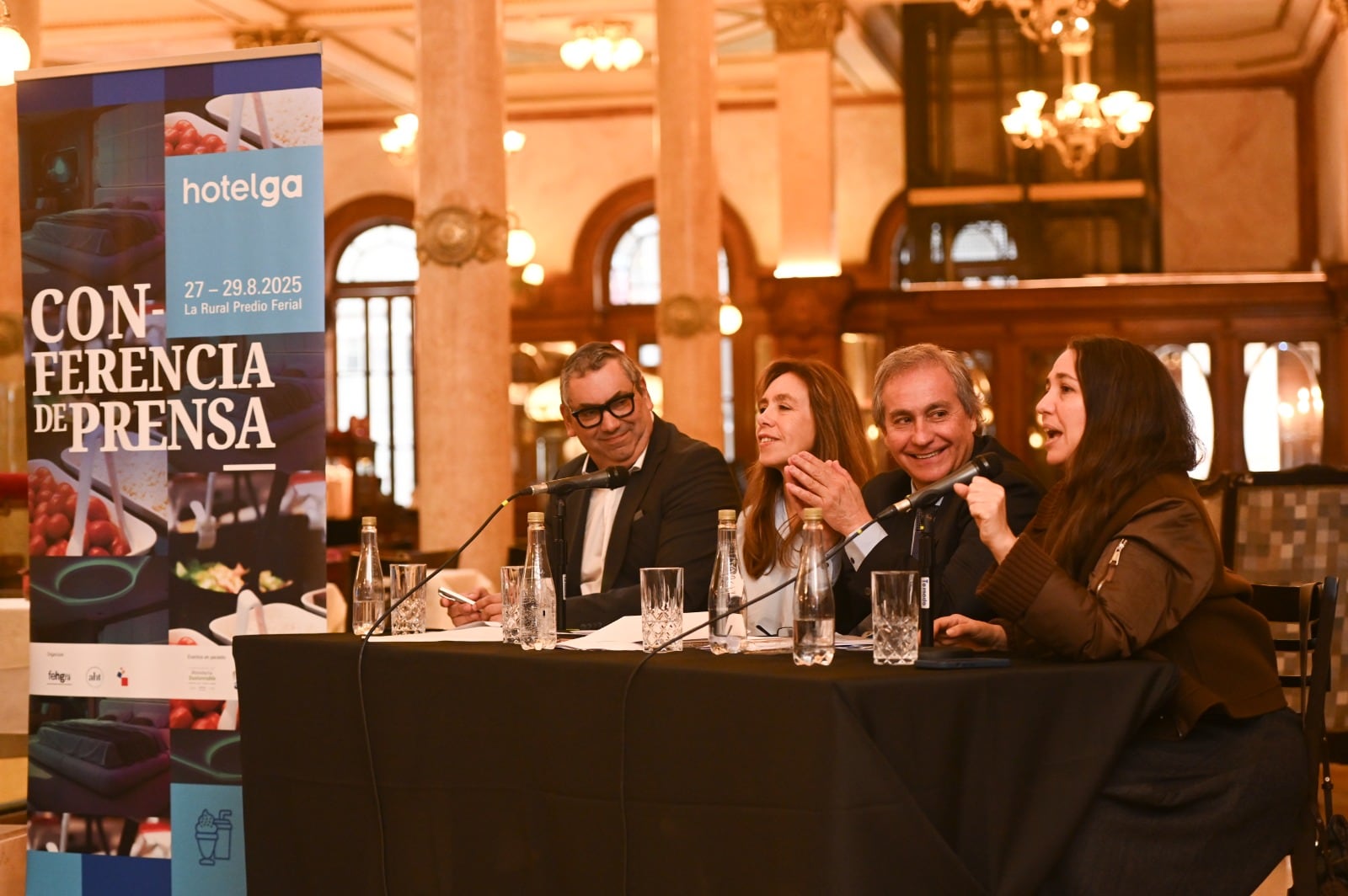 En conferencia de prensa el presidente de FEHGRA, Fernando Desbots; la presidente de la AHT, Gabriela Ferrucci; el presidente y CEO de Messe Frankfurt Argentina -empresa organizadora-, Fernando Gorbarán; y Narda Lepes, presidente del jurado del Torneo Federal de Chefs.