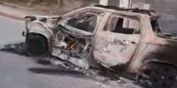 Un joven sanjuanino se salvó de milagro de morir al incendiarse su camioneta.