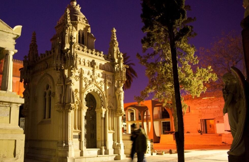 Robaron placas de cobre en el cementerio de la Ciudad de Mendoza